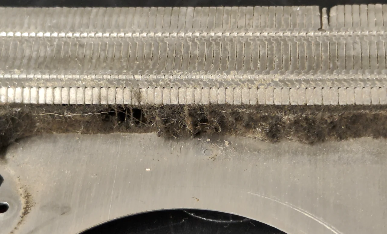 Depositi di polvere tra le alette di un dissipatore fotografati in laboratorio